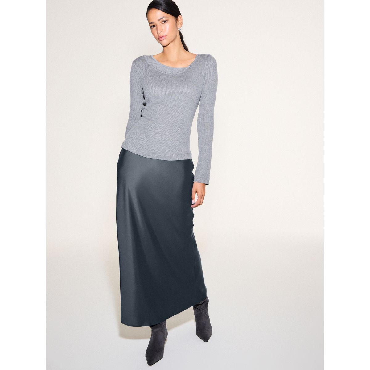 Jupe mi-longue en satin gris foncé, NEXT