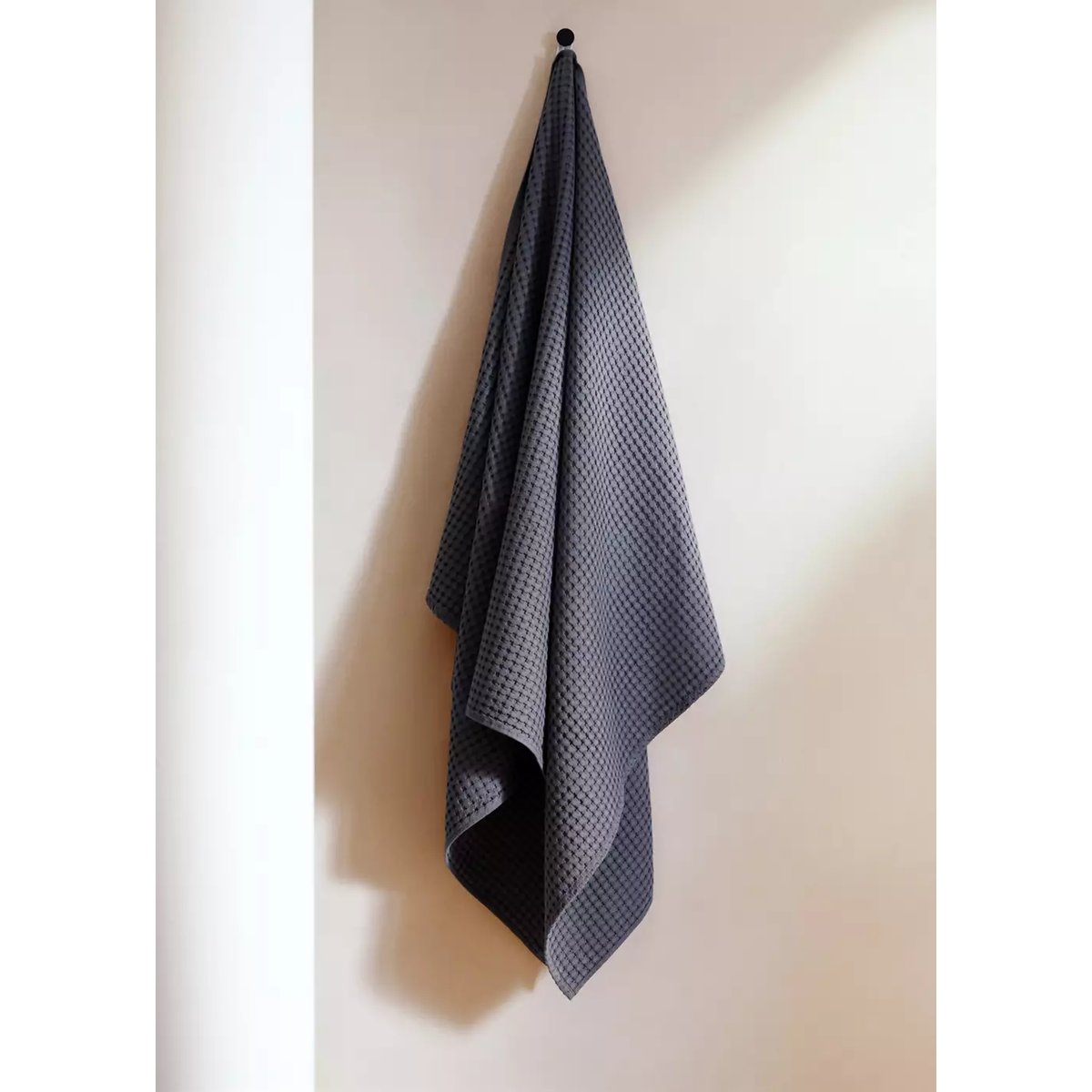 Drap de bain en coton gaufré gris foncé, MANGO HOME