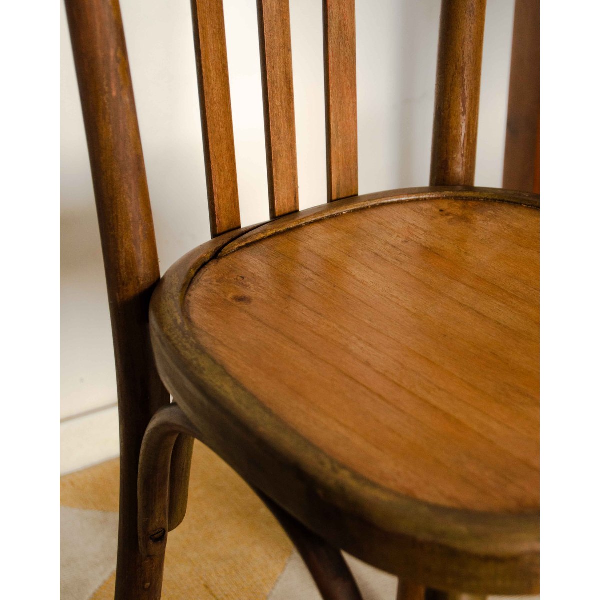 Paire de chaises bistrot en chêne Claude N°1567 - Bon état bois foncé, DEBONGOUT