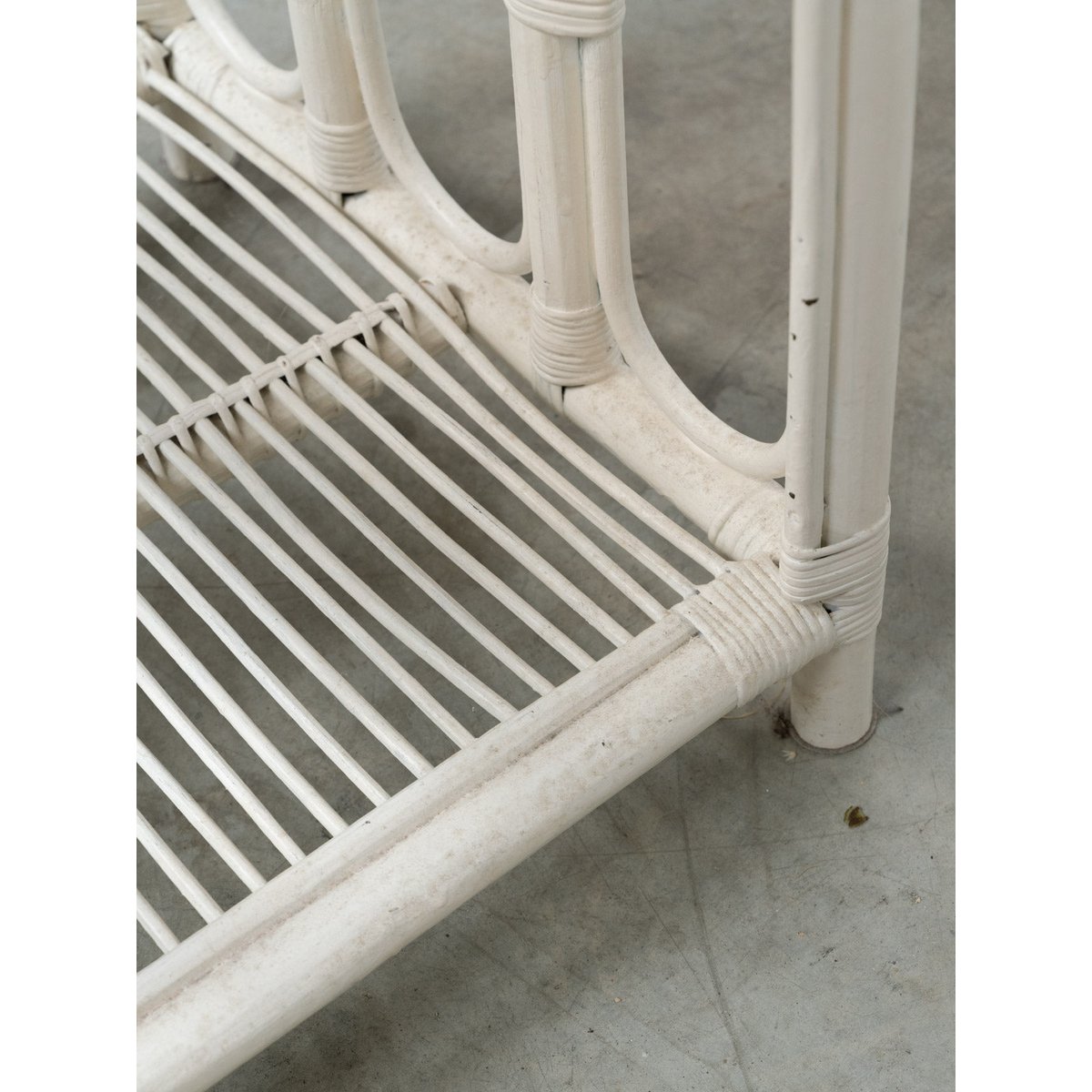 Table d'appoint en verre et rotin blanc Francine N°1683 - Bon état blanc, DEBONGOUT