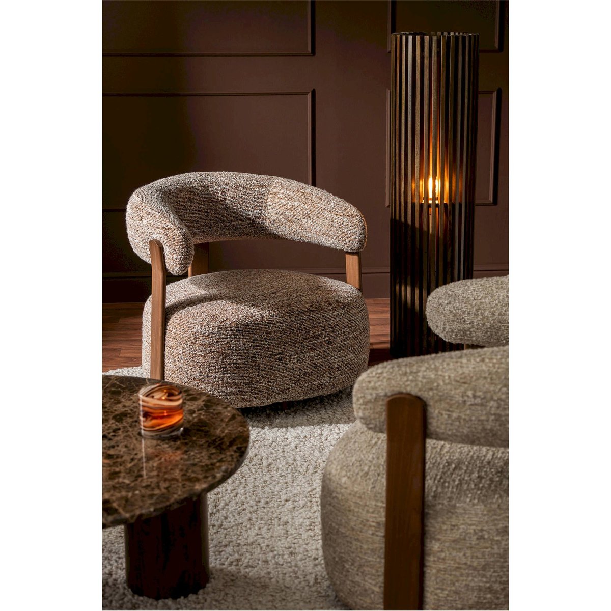 Fauteuil enveloppant en tissu marron, RECOLLECTION