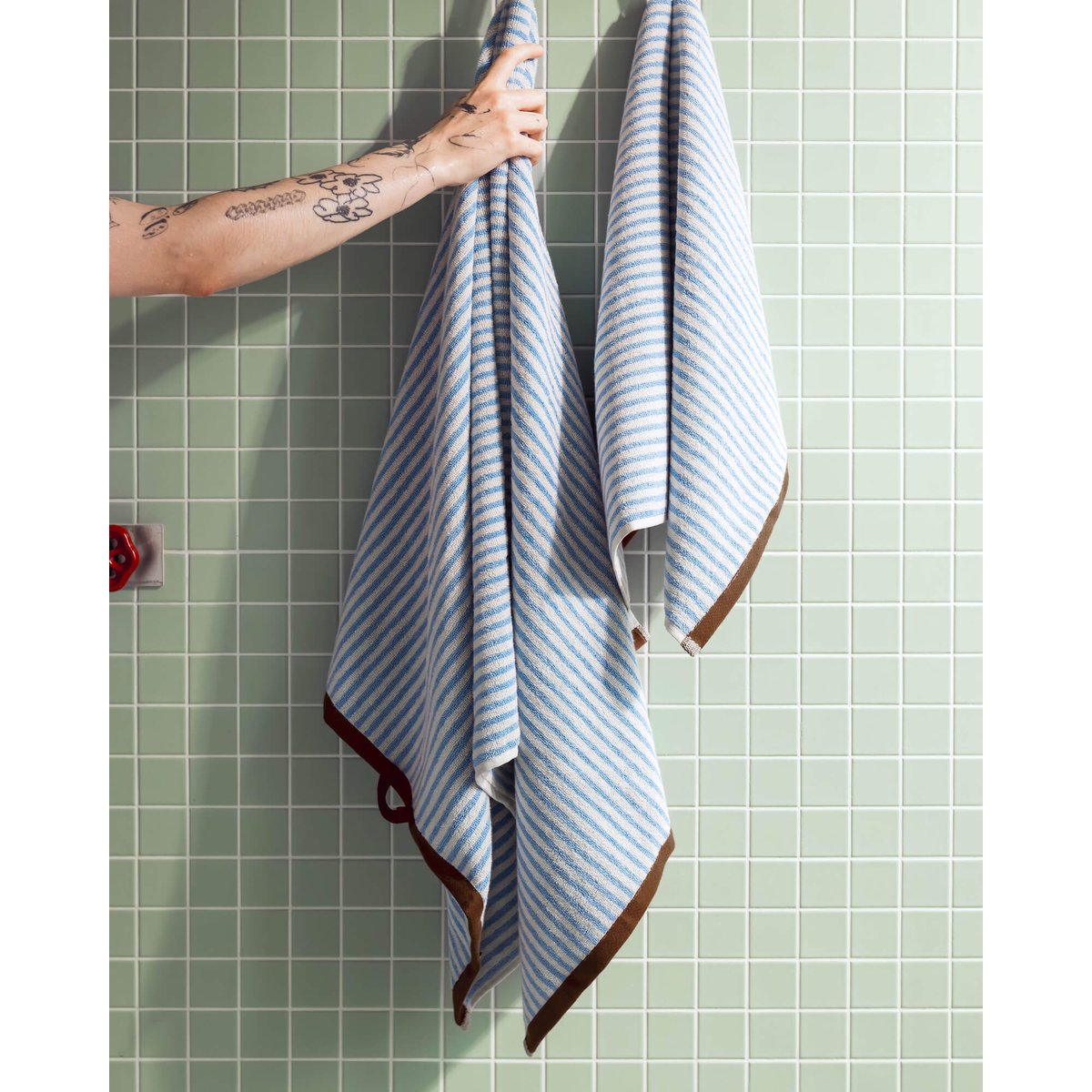 Serviette de bain Gobo - coton absorbant, rayures et bord contrasté marron, NOO.MA