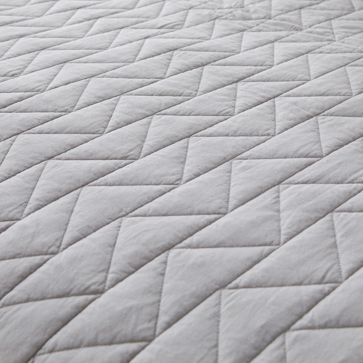 Scenario Zig Zag Quilted Throw Bedspread in Cotton pearl grey, LA REDOUTE INTERIEURS