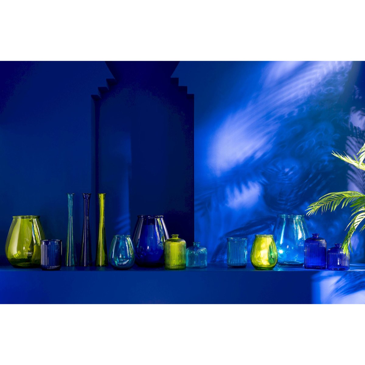 Vase décoratif en verre forme œuf organique bleu profond translucide, RECOLLECTION