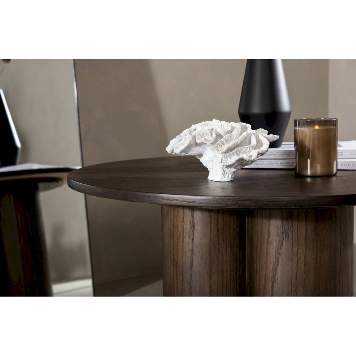 Table basse ronde sculpturale en bois CONVALDER bois foncé, RECOLLECTION