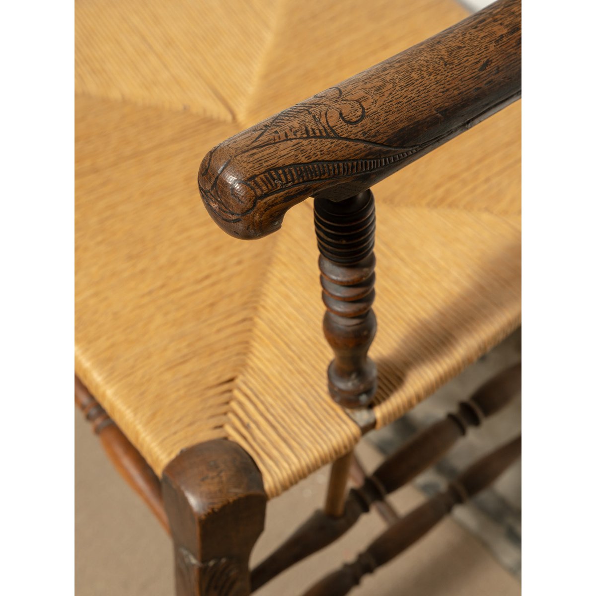 Grand fauteuil en bois gravé et en paille Ernest N°1084 - Bon état bois foncé, DEBONGOUT