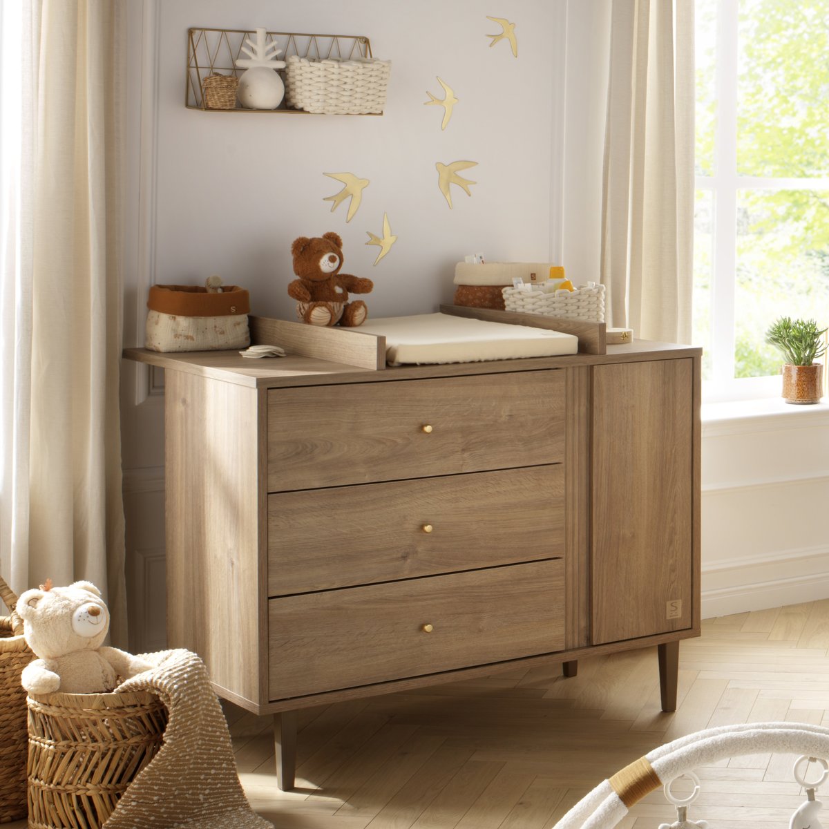 Commode 3 tiroirs et 1 porte avec détail imitation bois texturé et pieds bois marron, SAUTHON