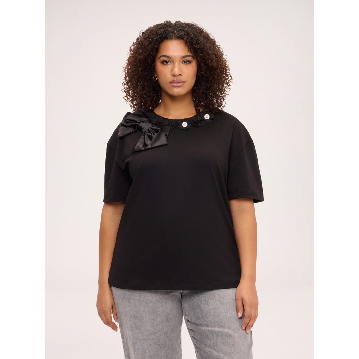 T-shirt à appliqués floraux et nœud noir, FIORELLA RUBINO