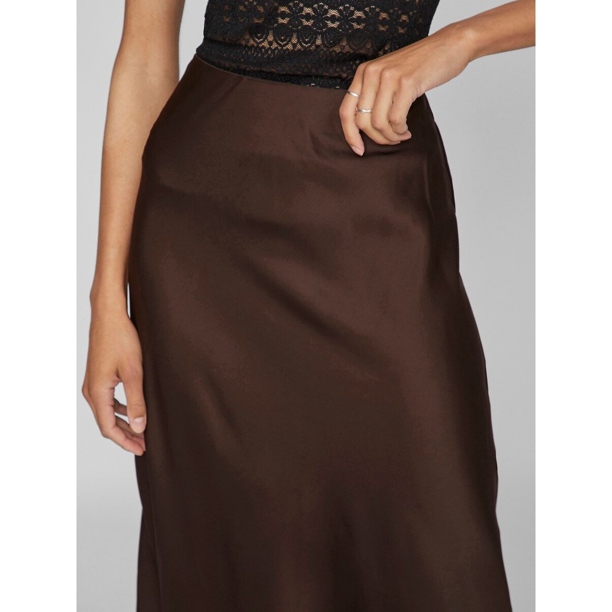 Falda satinada, talle alto chocolate, VILA