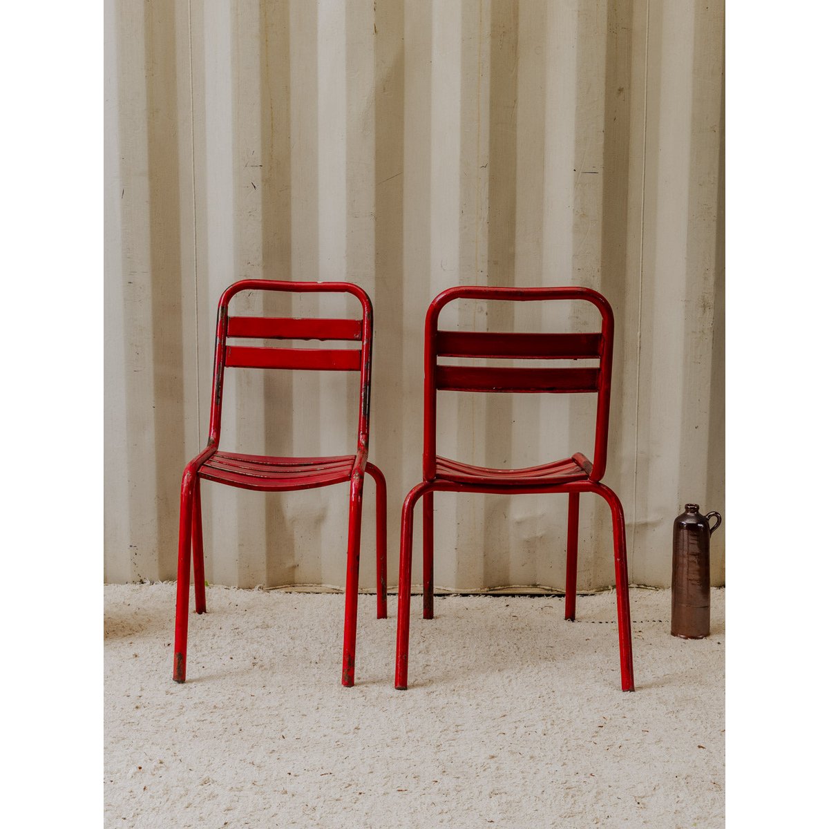 Paire de chaises en métal rouge Alma N°1589 - Bon état rouge, DEBONGOUT
