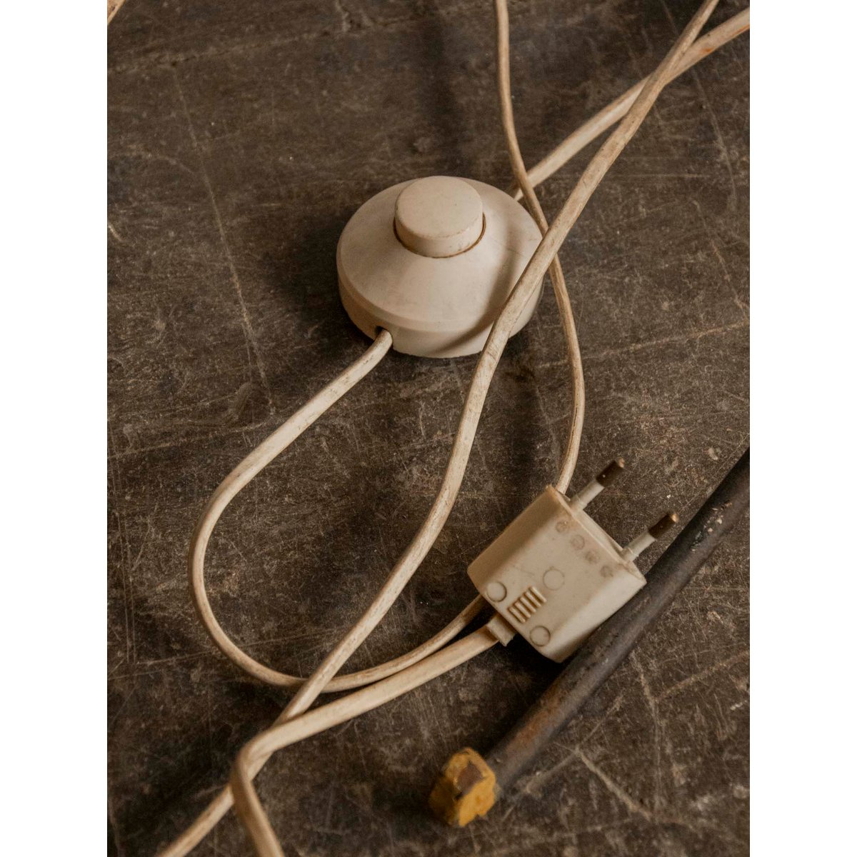 Lampadaire en bois aux lignes épurées Julien N°375 - Bon état bois clair, DEBONGOUT
