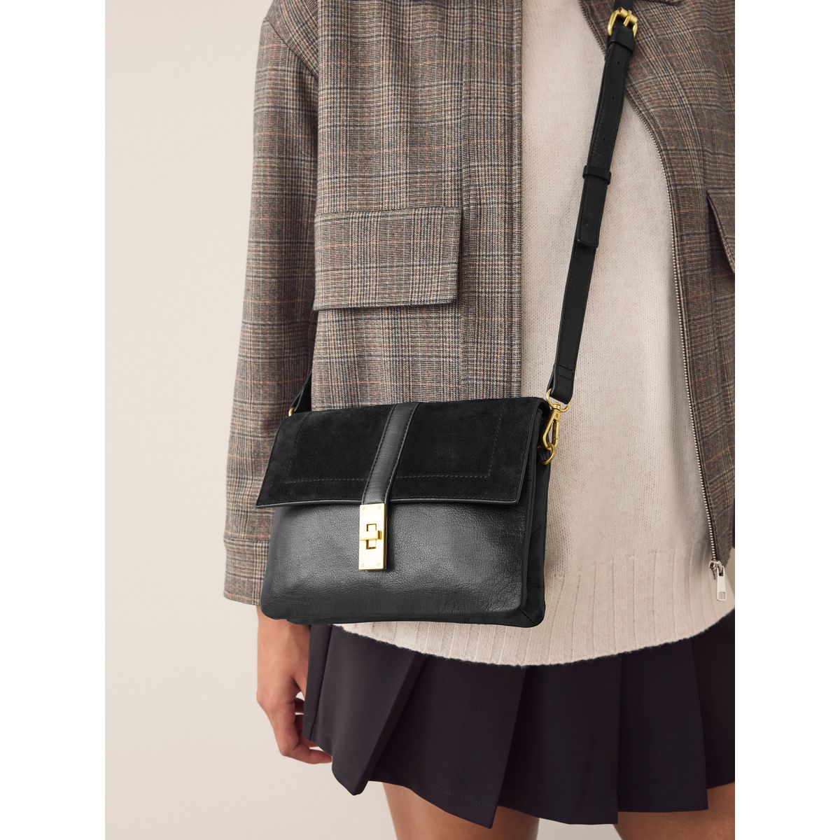 Sac à bandoulière en cuir effet croco noir, NEXT