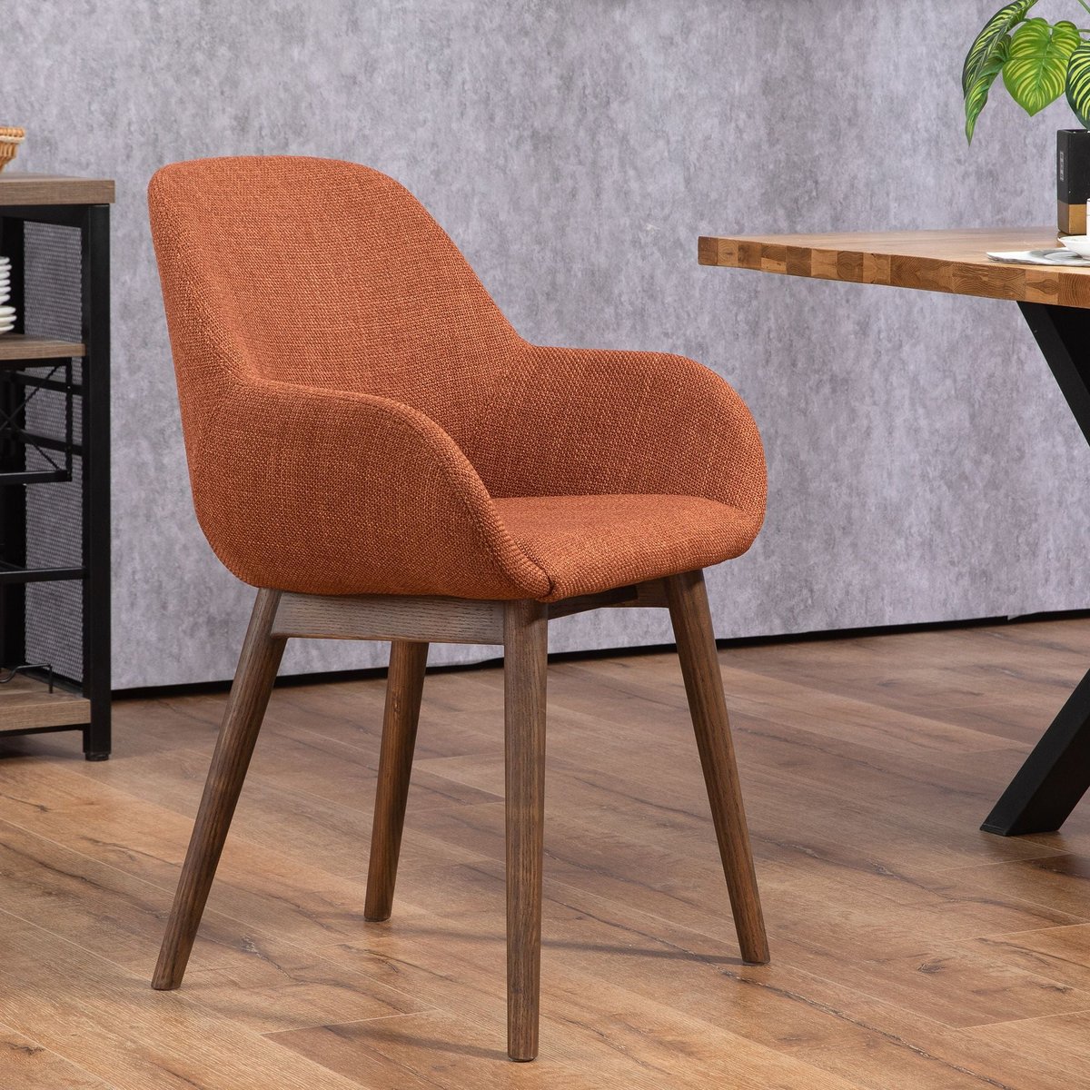 Chaise repas avec accoudoirs en tissu pied chêne foncé caramel, ZAGO