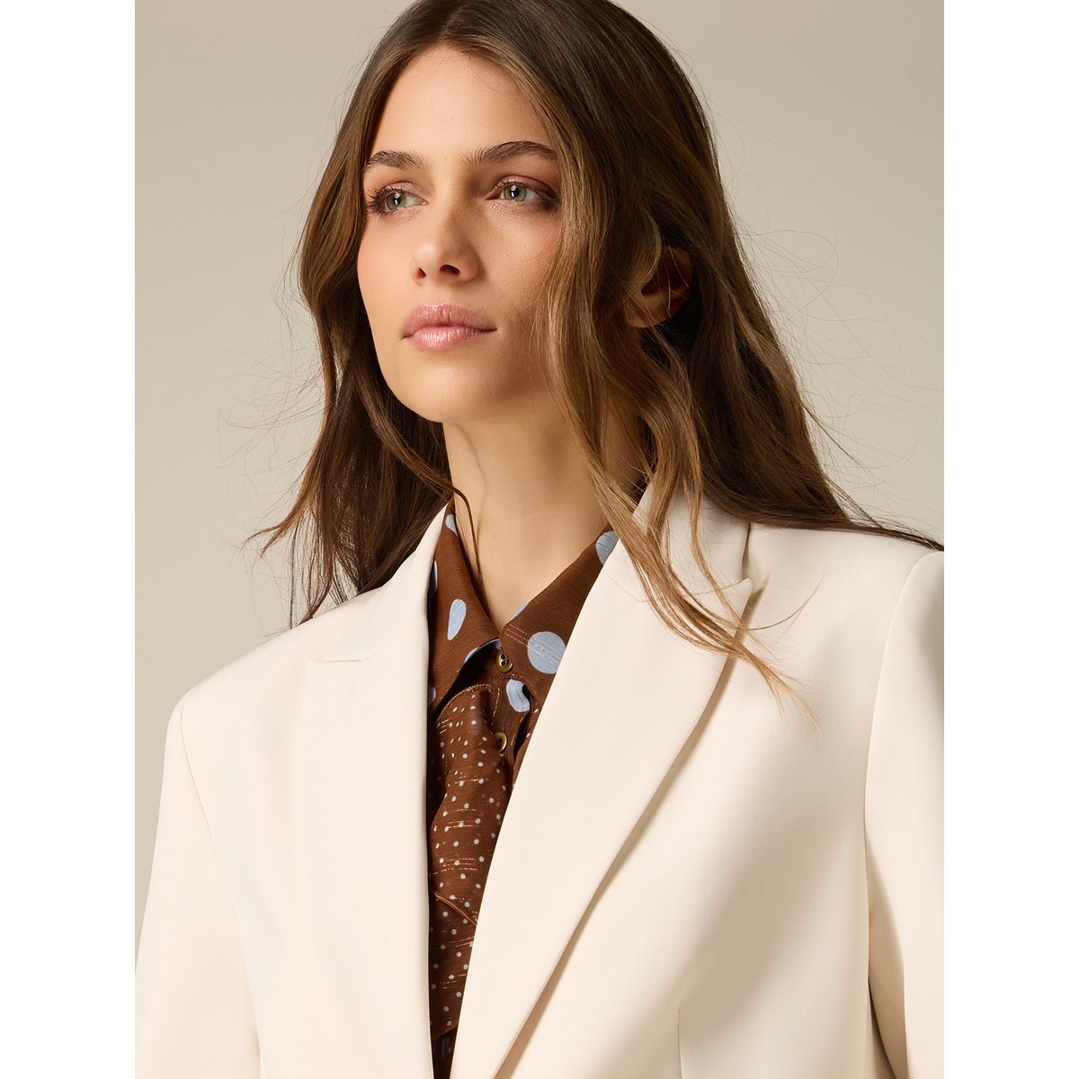 Blazer simple boutonnage avec bouton recouvert blanc, OLTRE