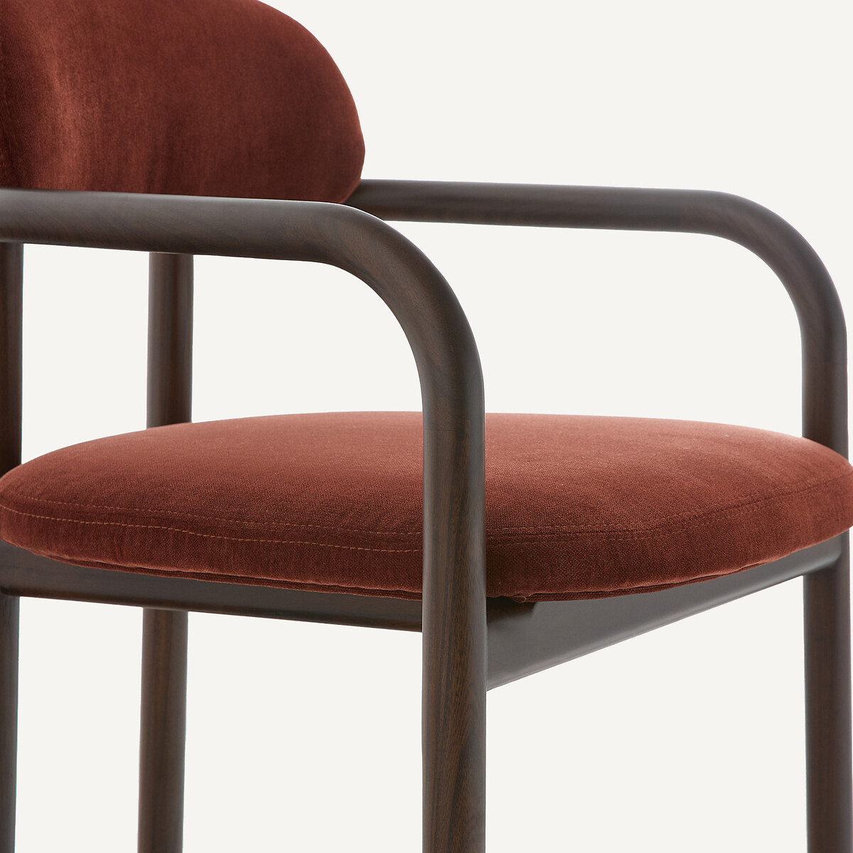 Silla de comedor, en olmo teñido de nogal y terciopelo, HARLOH rojo birmano, AM.PM