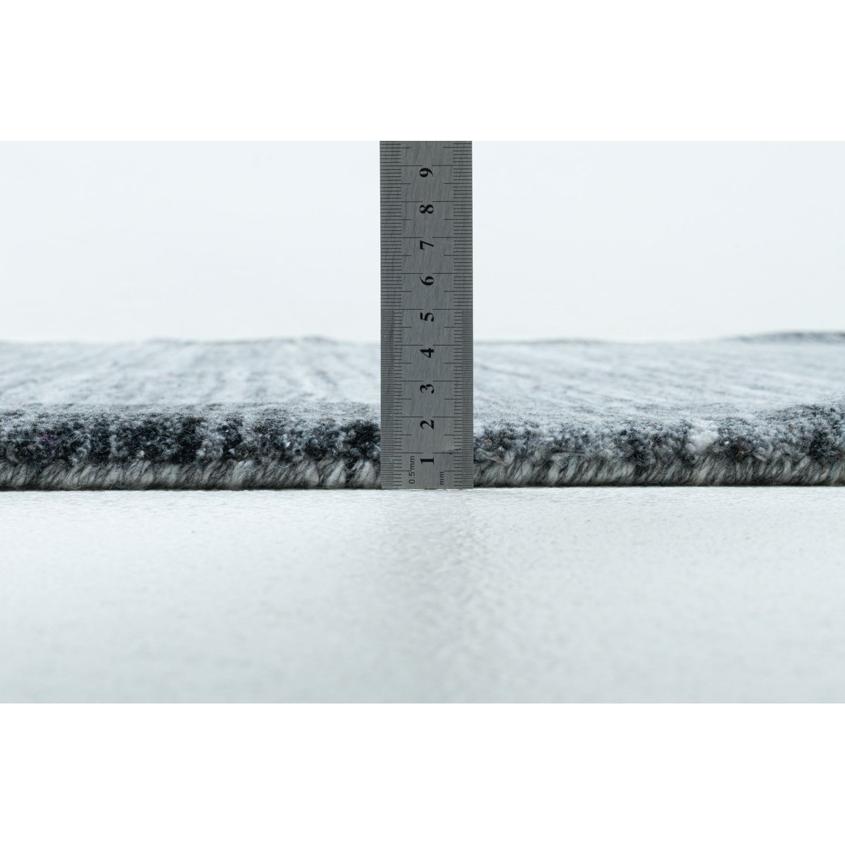 Tapis Kenley fait main en polyester gris, THEKO