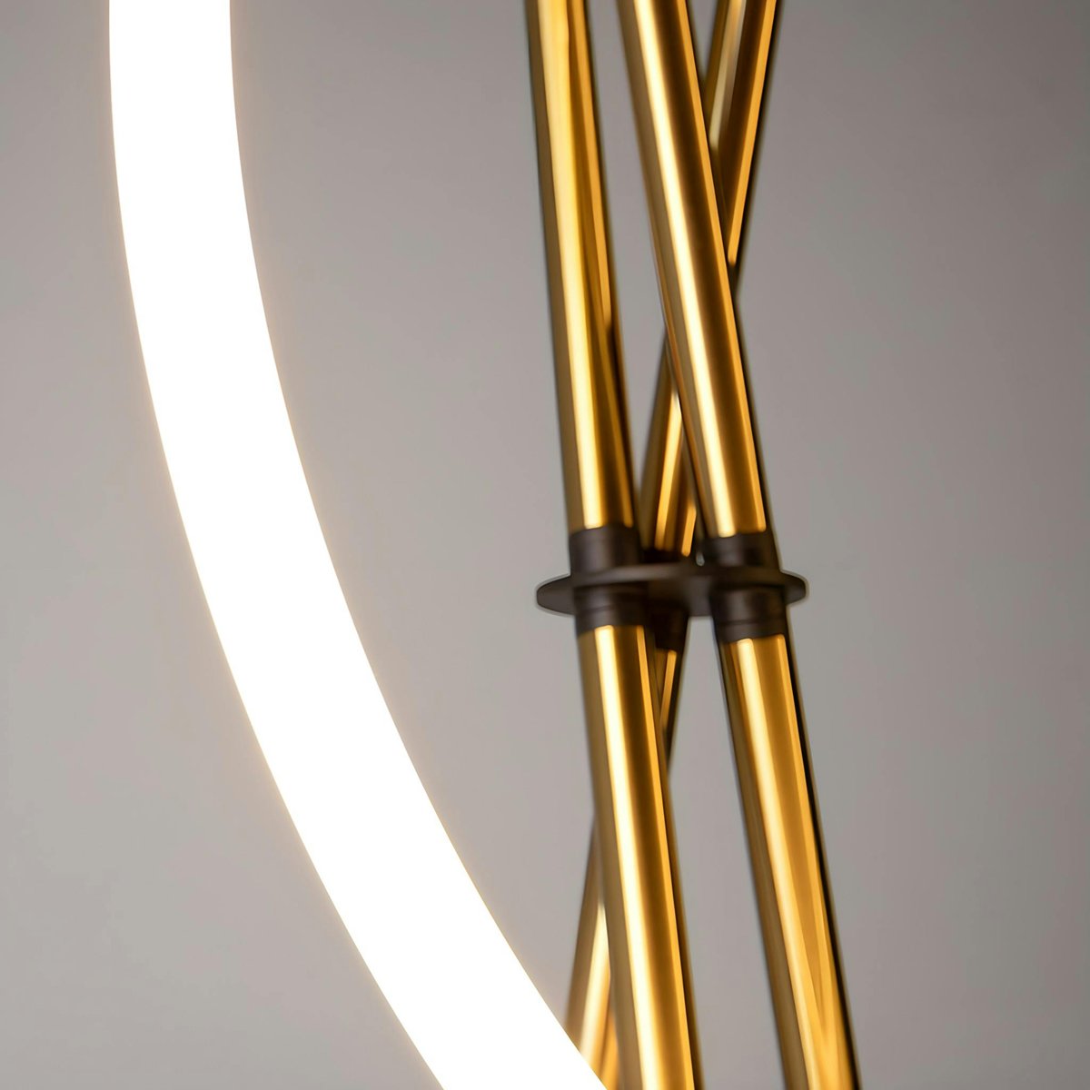 Lampadaire design tube lumineux à LED AURORA doré, PIER IMPORT
