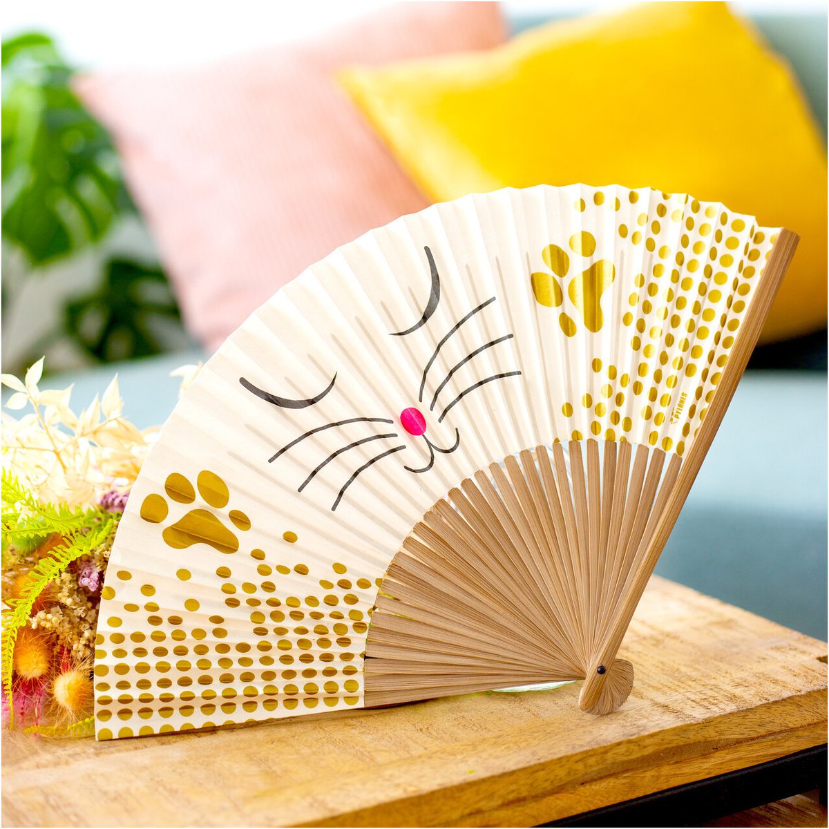 Eventail en papier et bambou LHO white cat, PYLONES