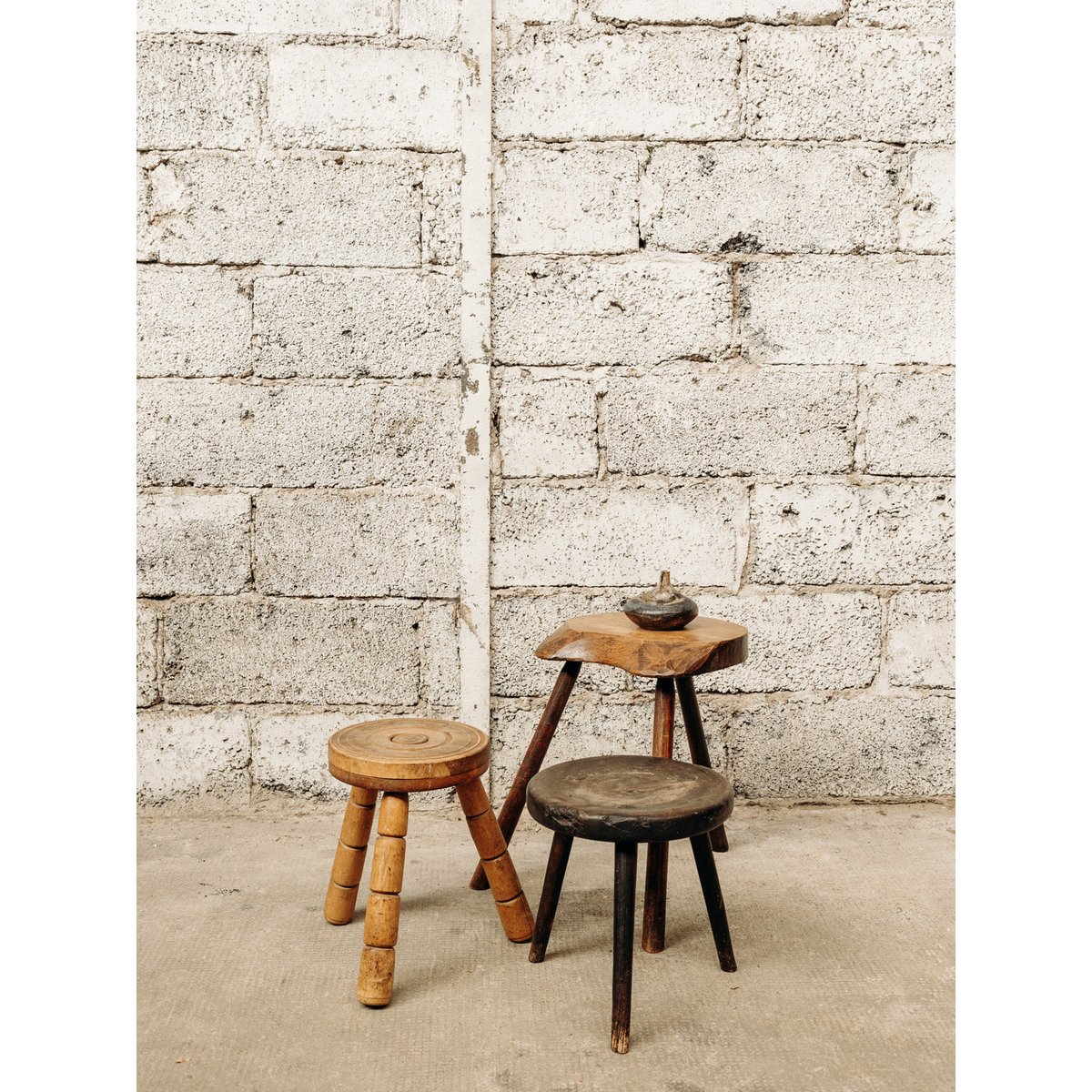 Tabouret en bois gravé Regis N°411 - Bon état bois, DEBONGOUT