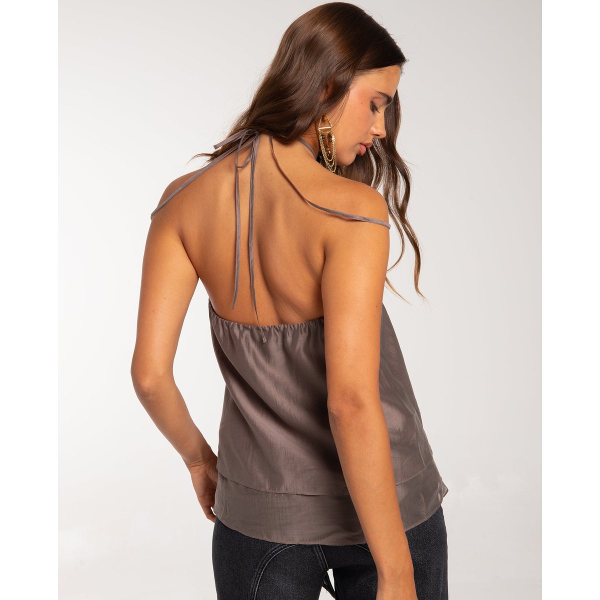 Top en tissu satiné multiposition à base asymétrique gris, THE-ARE