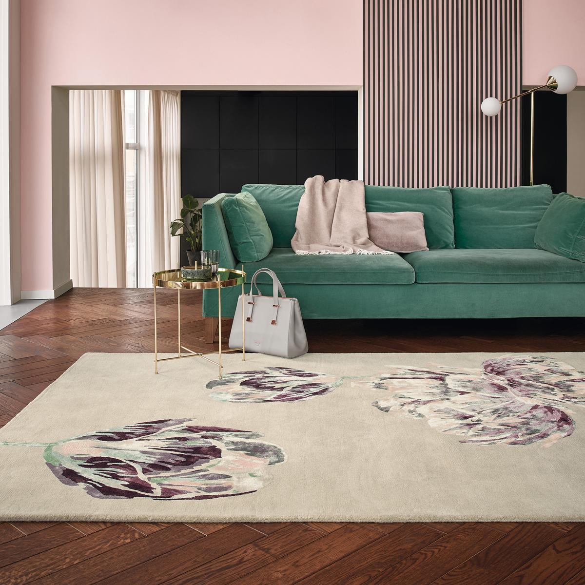 Tapis salon et chambre fait à la main en laine motif floral TRANKI beige, marron, pourpre, UN AMOUR DE TAPIS