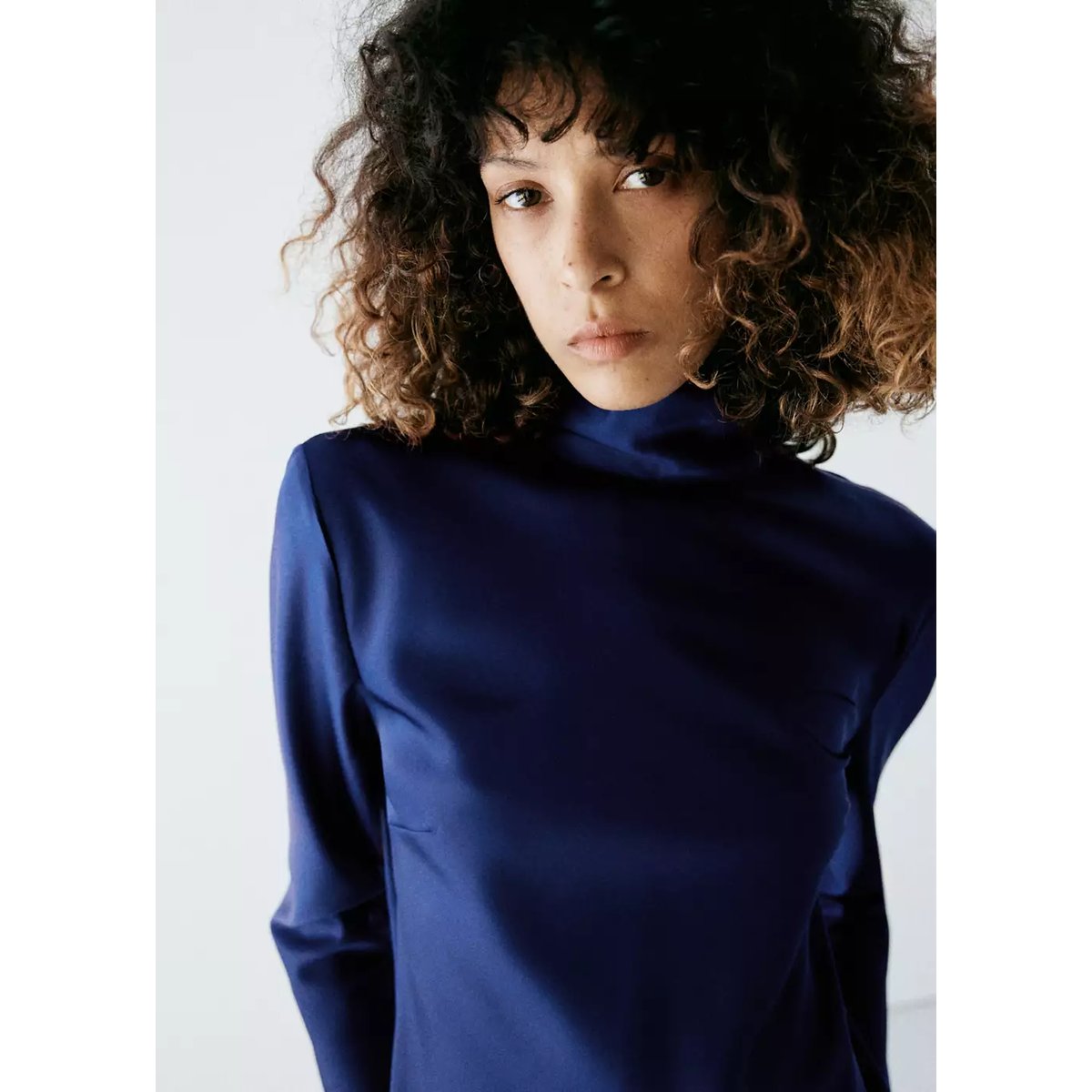 Robe satinée col montant bleu nuit, MANGO