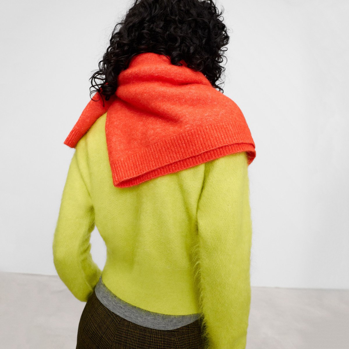 Pull tricoté à col rond brossé avec du laine mérinos jaune, ADOLFO DOMINGUEZ