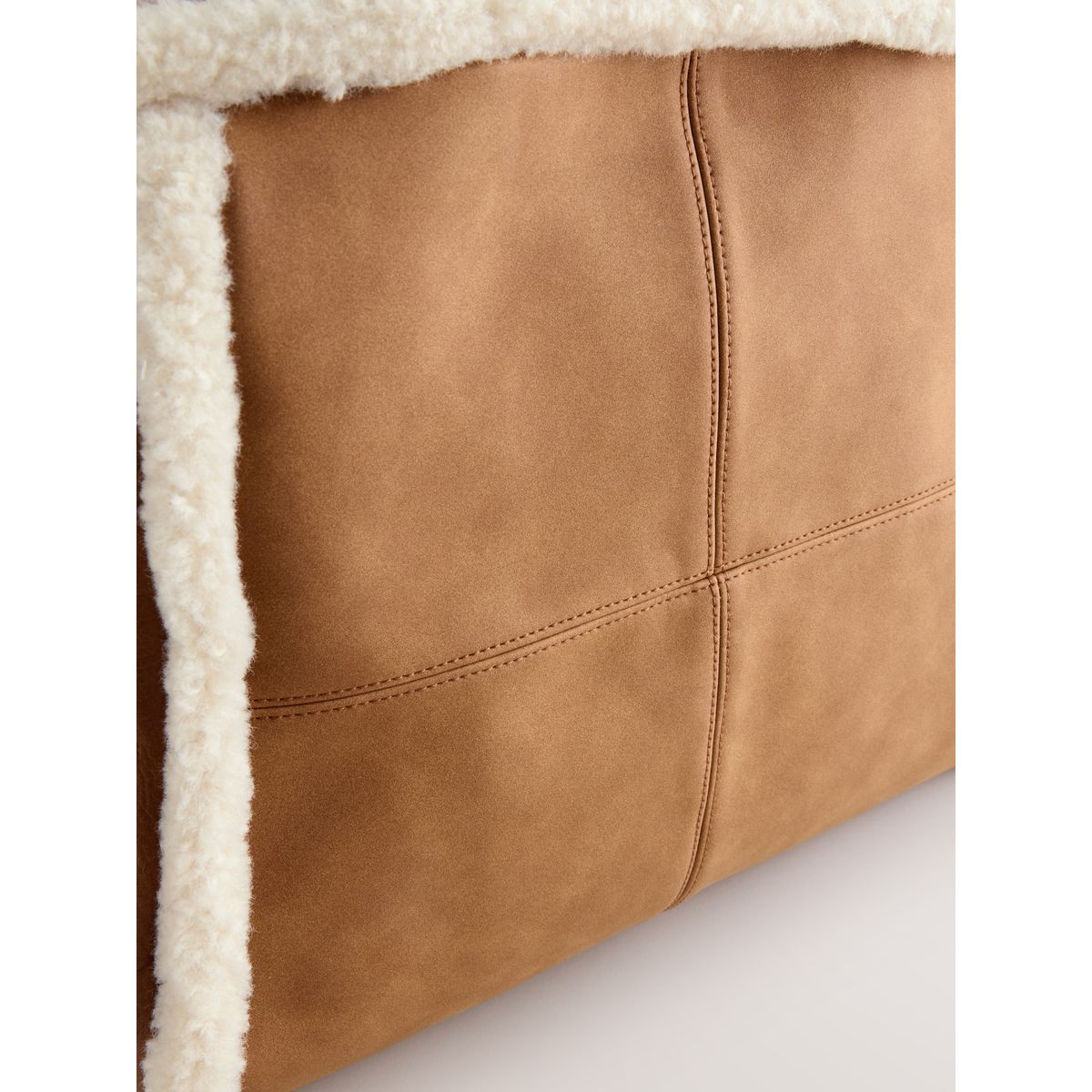 Fourre-tout en pu imitation peau de mouton marron fauve, NEXT