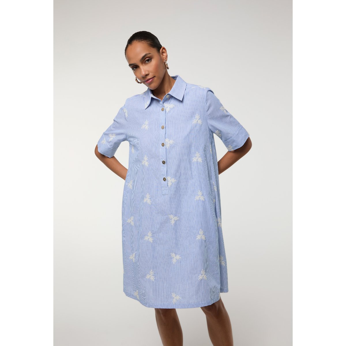 Robe chemise courte rayée à broderies florales ciel, LOLA CASADEMUNT