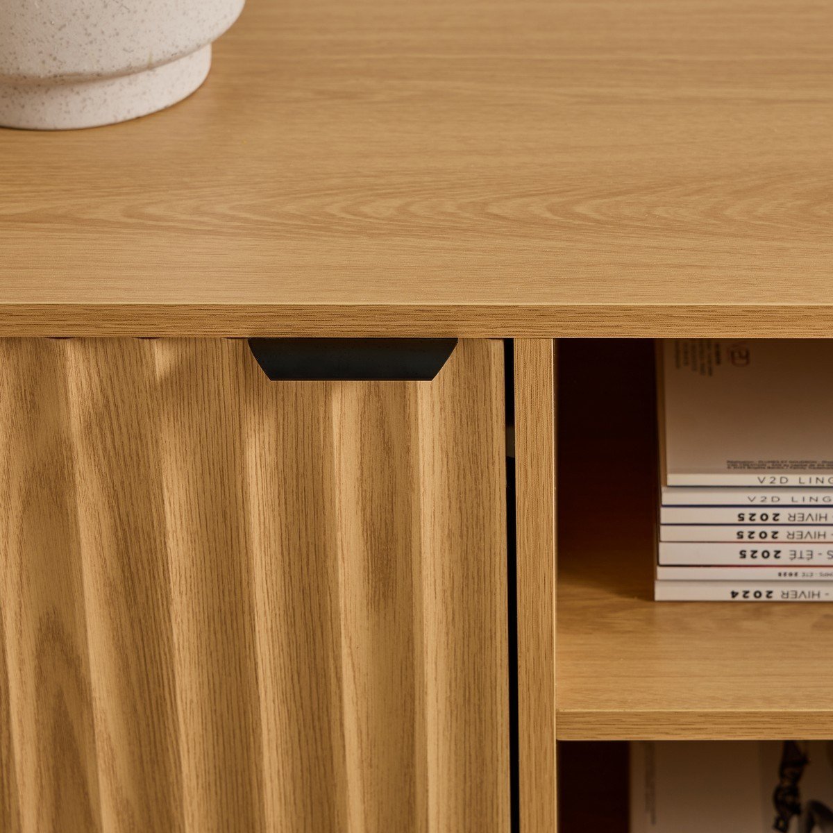 Meuble TV 2 niches et 2 portes aux façades effet vague L140 cm - BOLOGNE bois clair, CALICOSY