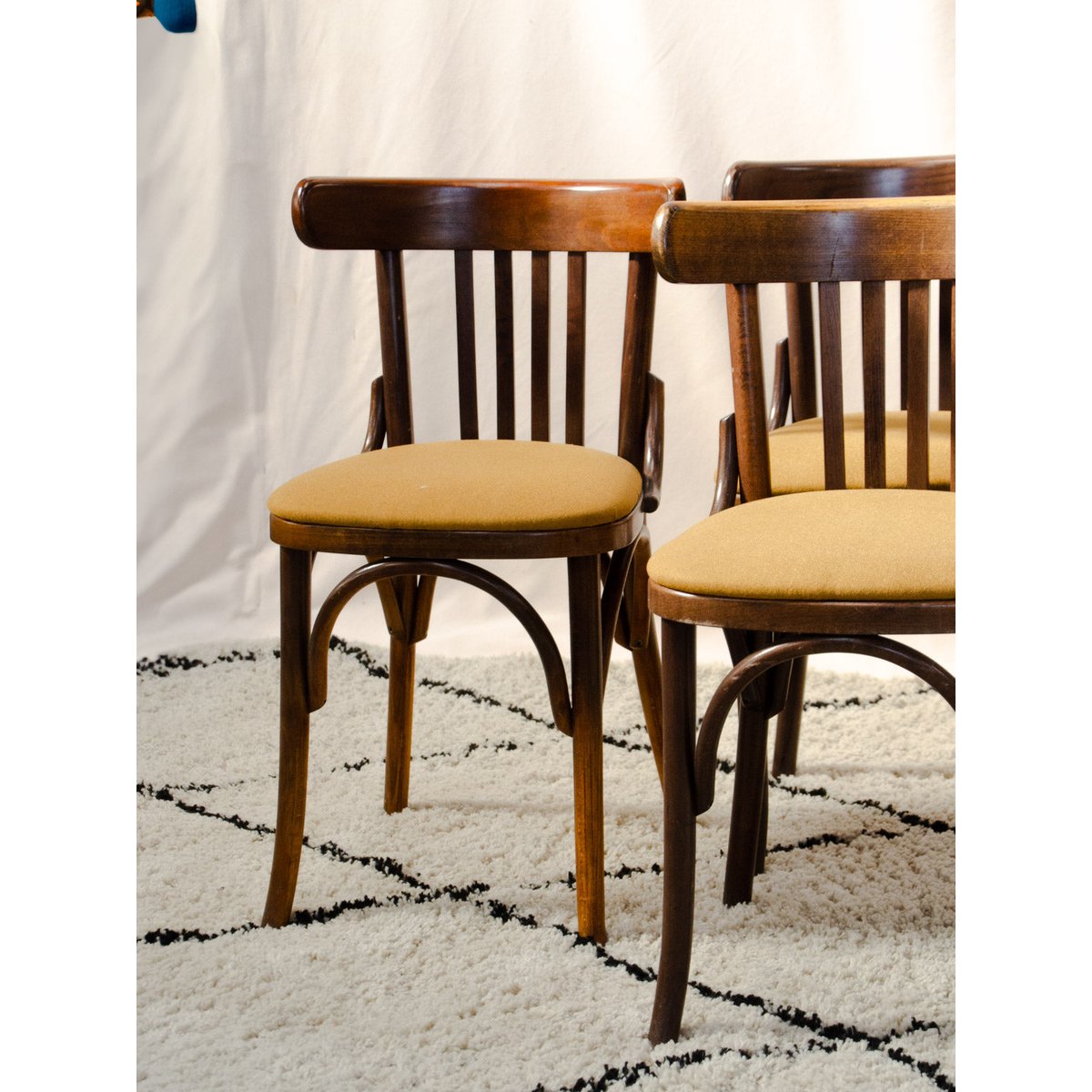 Lot de 4 chaises en hêtre et tissu Claude N°1742 - Bon état bois foncé, DEBONGOUT