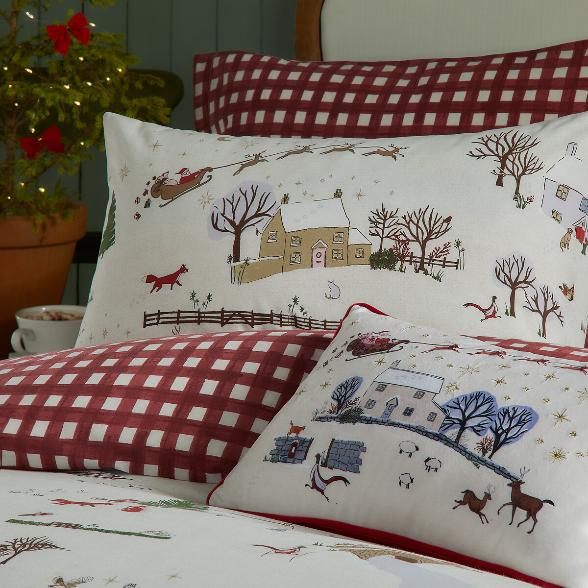 Cotswolds Christmas Printed Reversible Duvet Cover and Pillowcase Set cream, FURN.