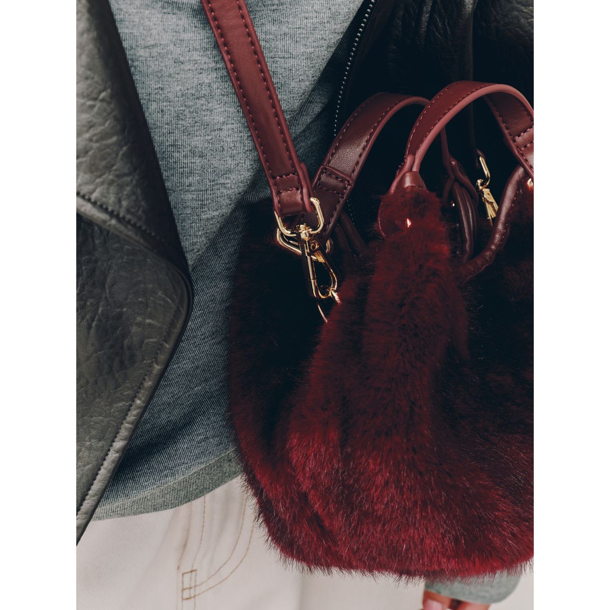 Mini sac à main en imitation fourrure rouge bordeaux, NEXT