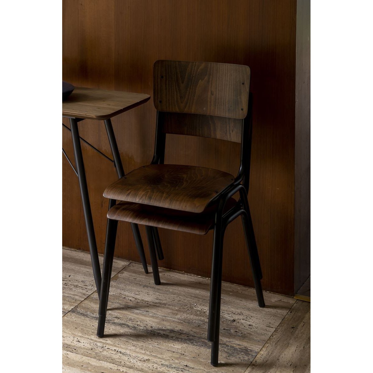 Chaise design empilable en bois, SCUOLA marron, DUTCHBONE