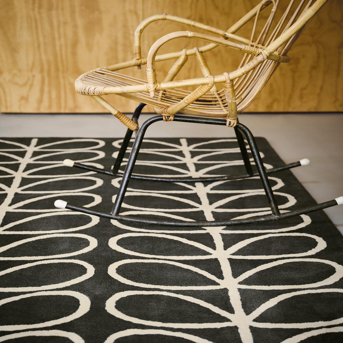 Tapis salon et chambre fait à la main en laine motif seventies STEM noir, écru, UN AMOUR DE TAPIS