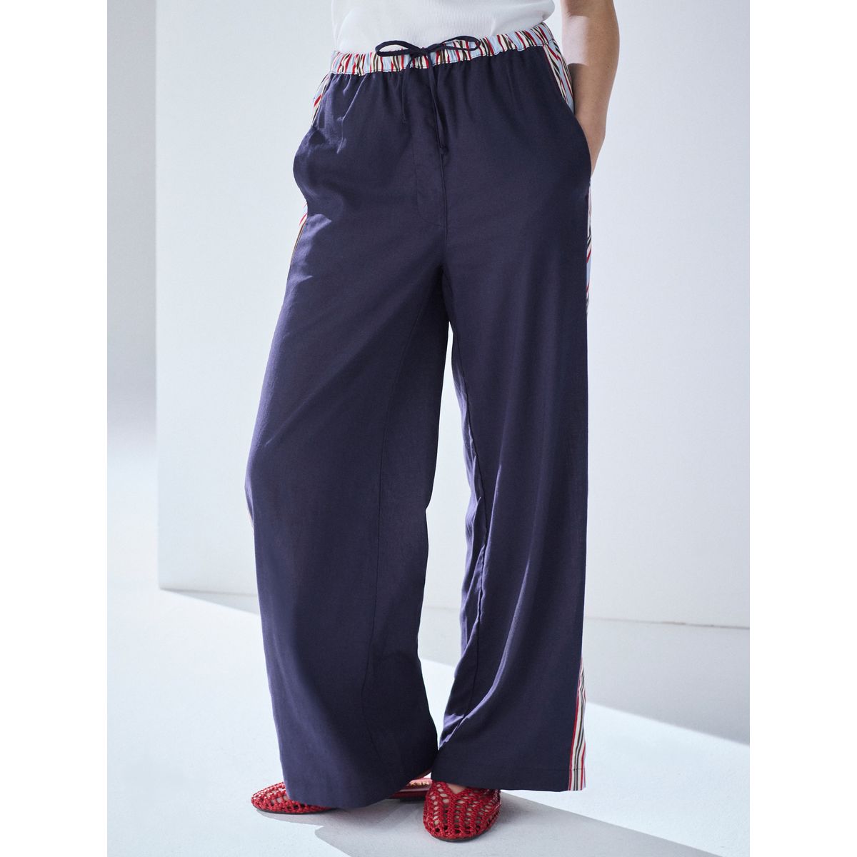 Pantalon large en lin mélangé à bandes côté bleu marine/rouge, NEXT
