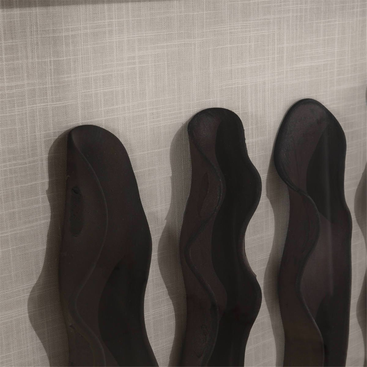Tableau abstrait en relief, Bois et verre noir et crème, RECOLLECTION