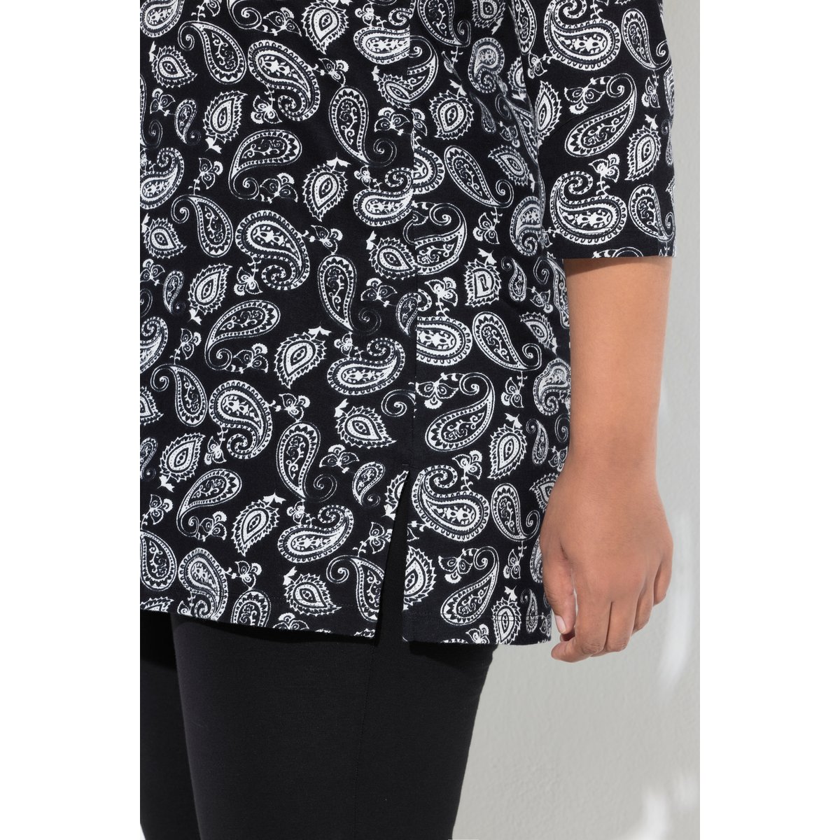 T-shirt long motif cachemire noir, ULLA POPKEN