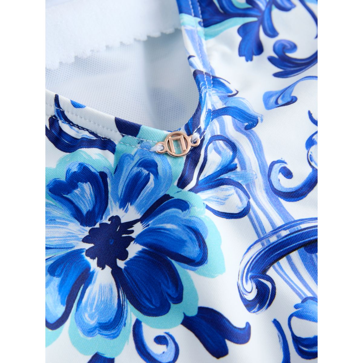 Maillot de bain gainant à encolure dégagée motif sardine en porcelaine bleue et blanche, NEXT