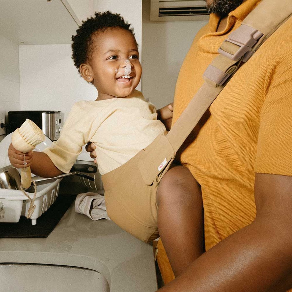 Porte bébé enfant Upsie Sling camel, ERGOBABY