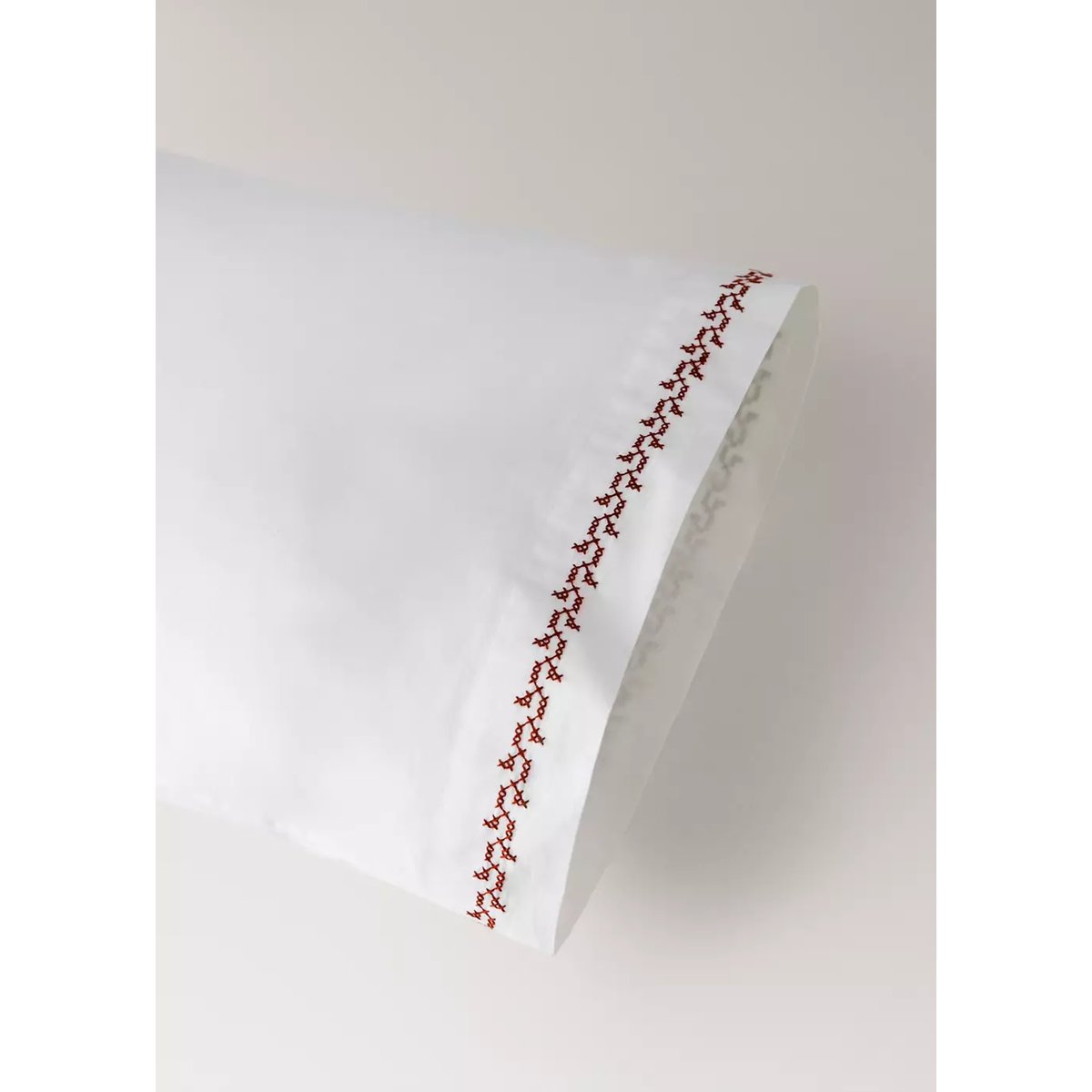 Taie d’oreiller en coton avec détail brodé 45 x 110 cm rouge, MANGO HOME
