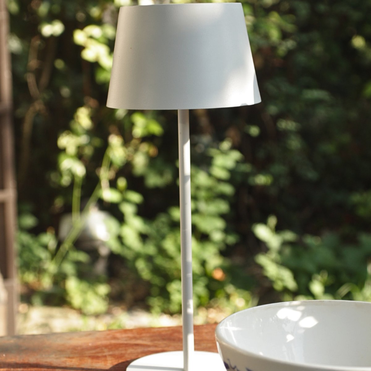 Lampe de table 200 lumens en métal Recharge solaire et USB v300233, WATT ET HOME