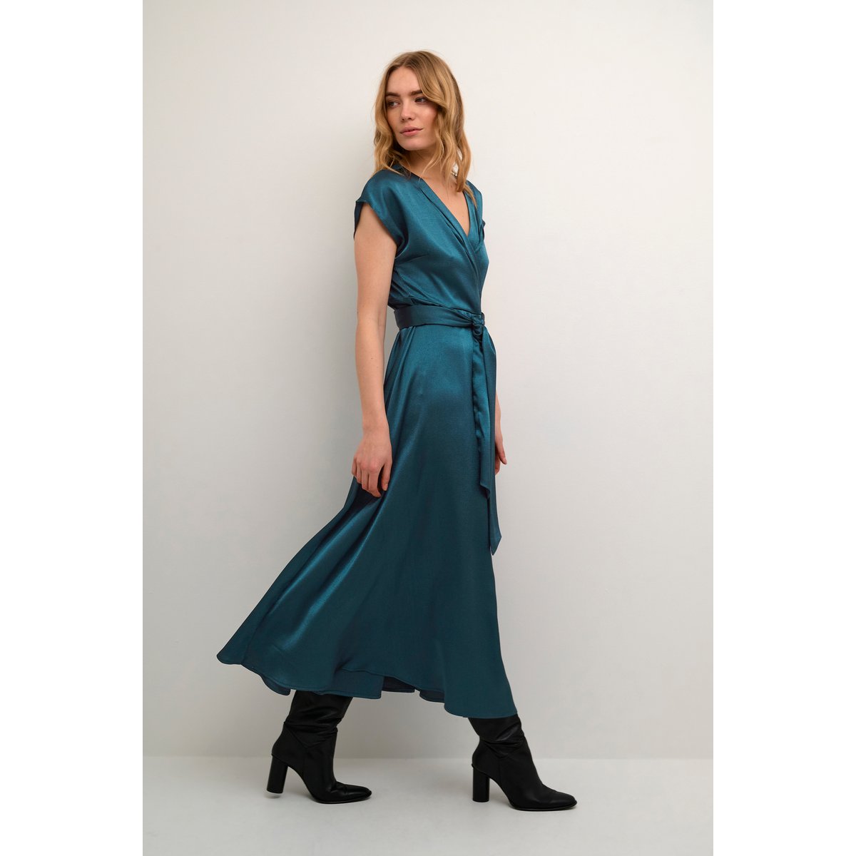 Robe bleu petrol, CREAM