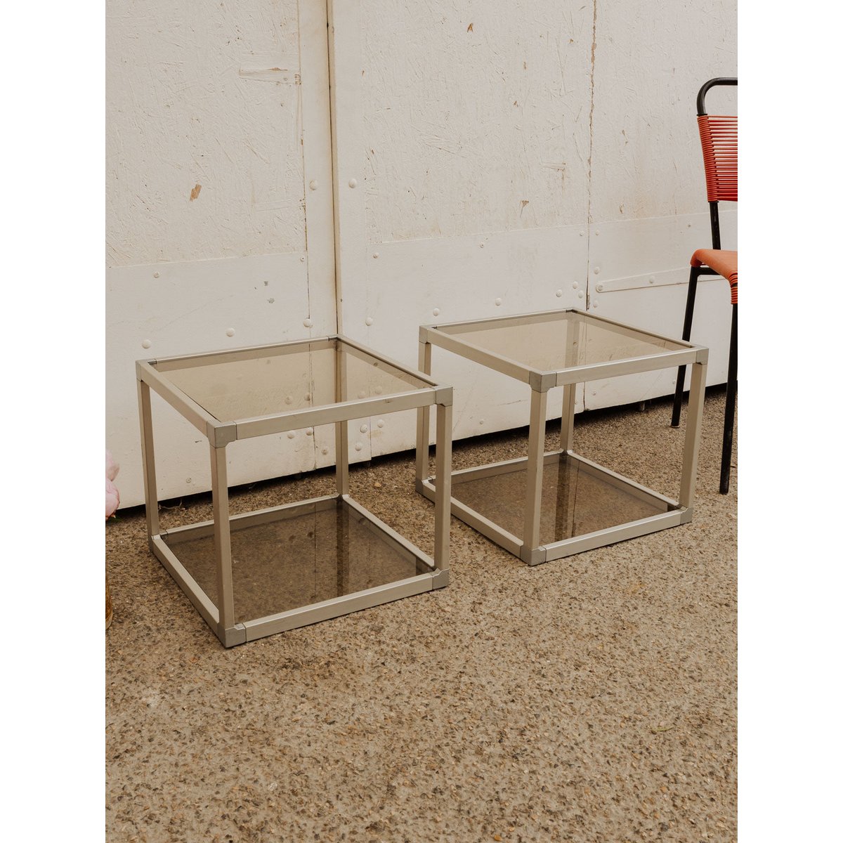 Paire de tables d'appoint en verre et chromée Hanna N°1359 - Bon état argenté, DEBONGOUT