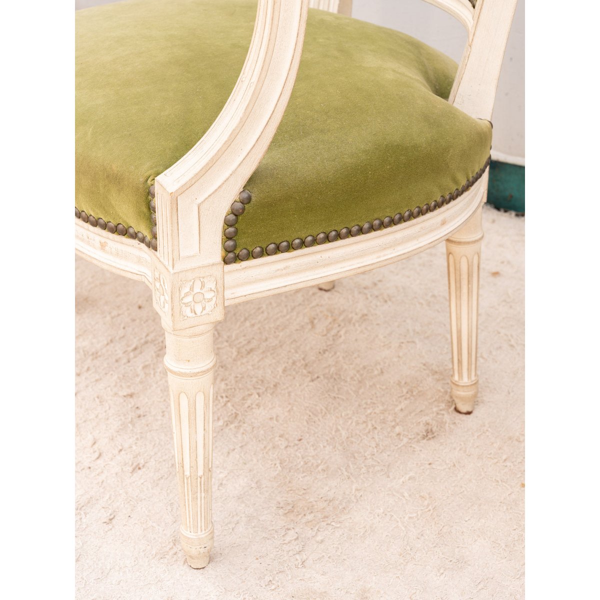 Fauteuil en bois et velours vert Ernest N°1060 - Bon état beige, DEBONGOUT