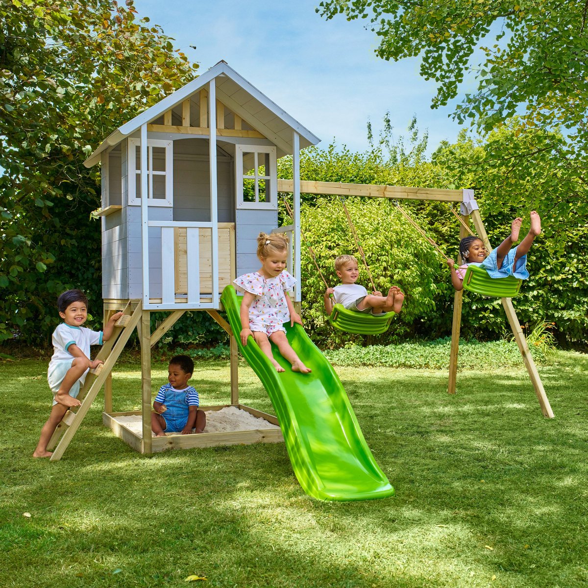 Maisonnette sur pilotis, glissière, 2 balançoires PERCE-NEIGE marron - gris - blanc - vert, TP TOYS