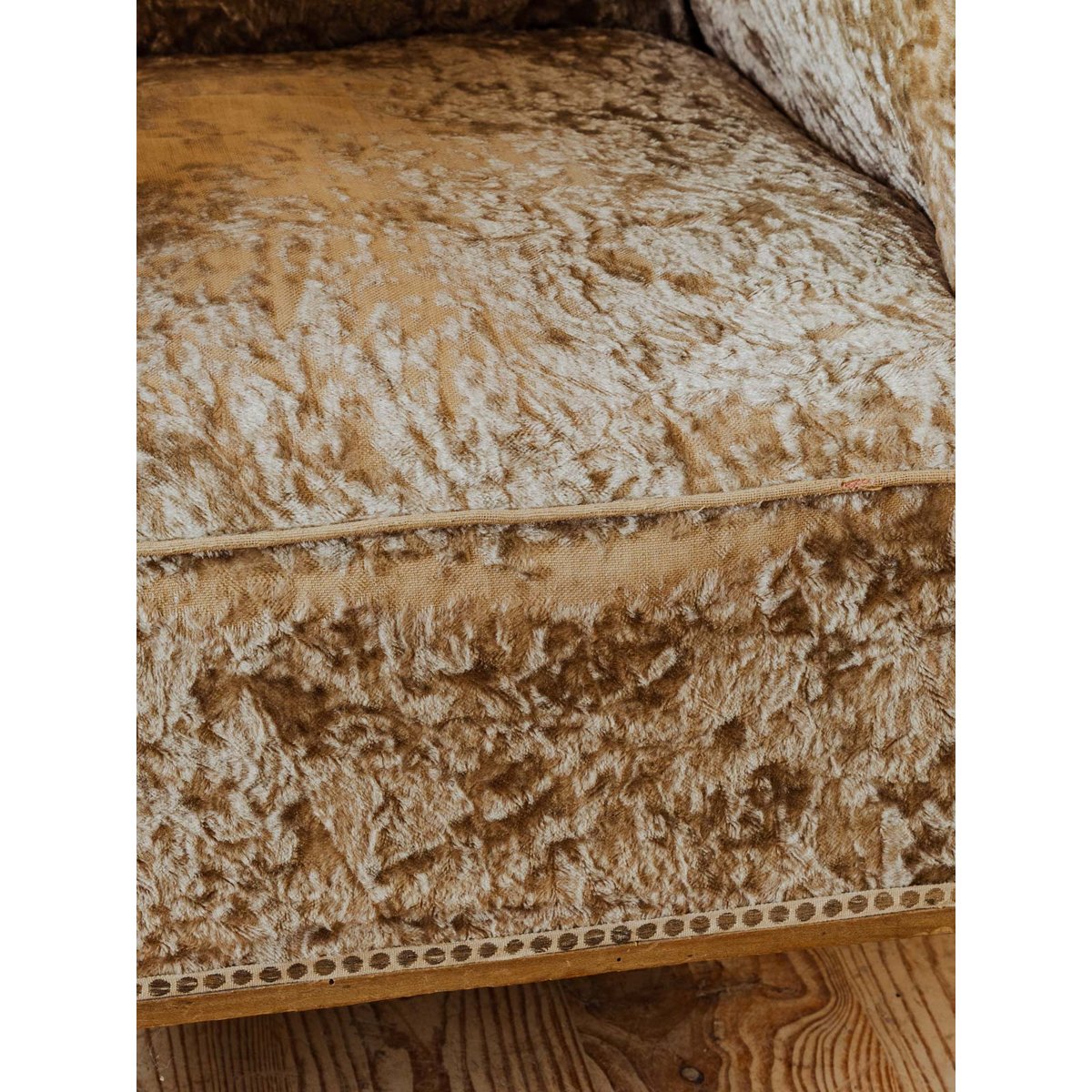 Fauteuil en bois et velours beige Ernest N°1028 - Bon état bois foncé, DEBONGOUT