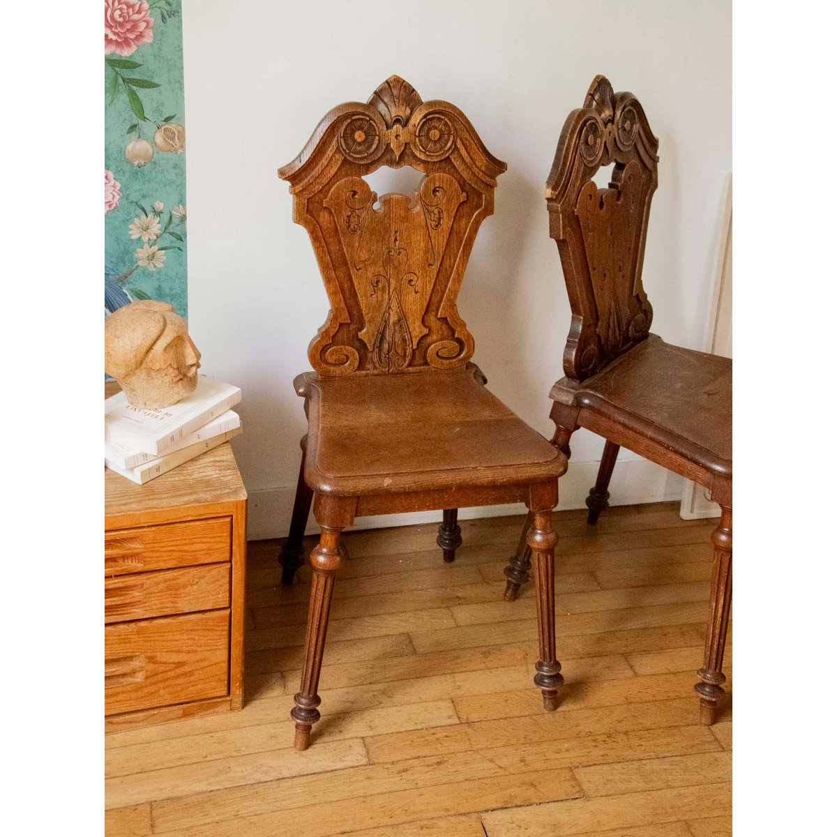 Paire de chaises au bois sculpté Claude N°1583 - Bon état bois foncé, DEBONGOUT