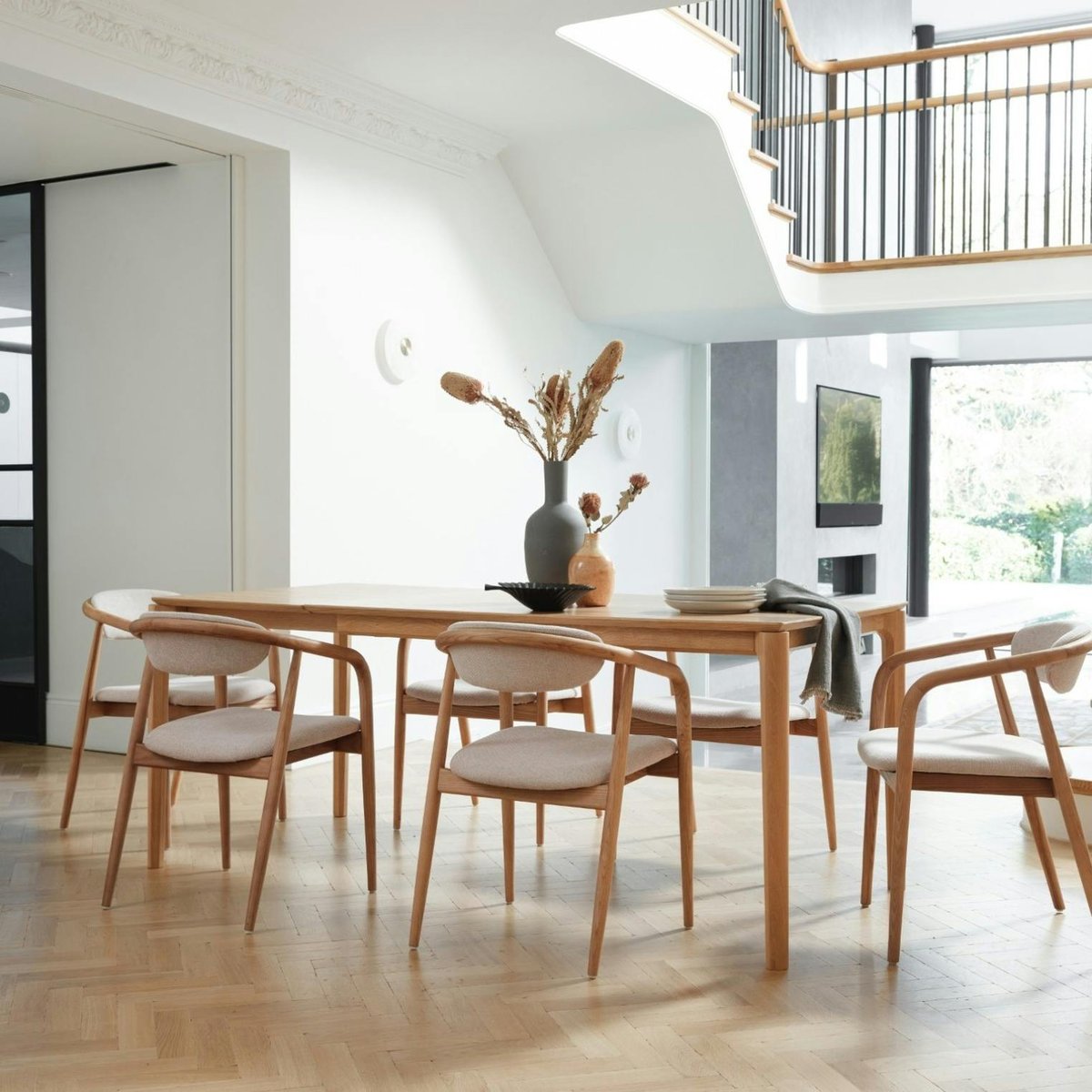Table à manger moderne en chêne clair avec rallonge intégrée 135-190 cm DERBY bois naturel, PIER IMPORT
