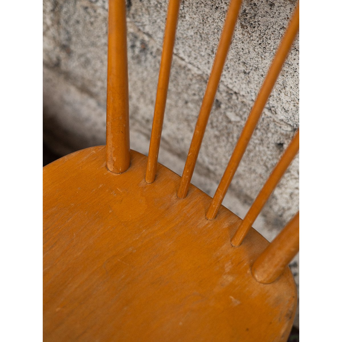 Paires de chaises à barreaux Alma N°1720 - Bon état bois clair, DEBONGOUT
